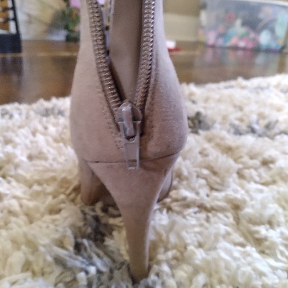 Heels - Picture 2 of 4